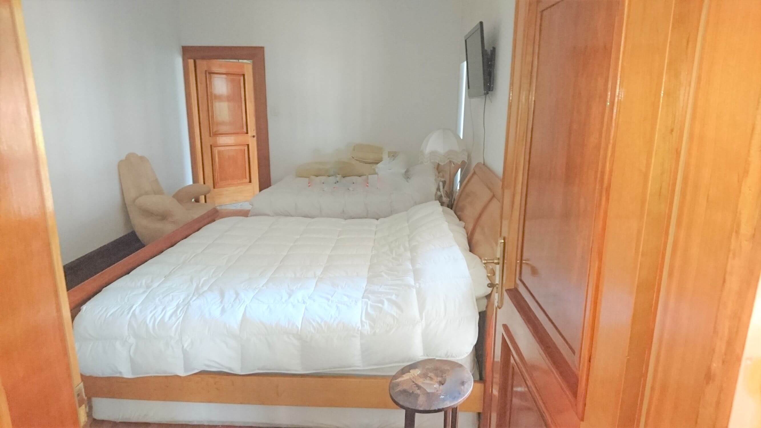 Guest Bedroom downstairs.JPG